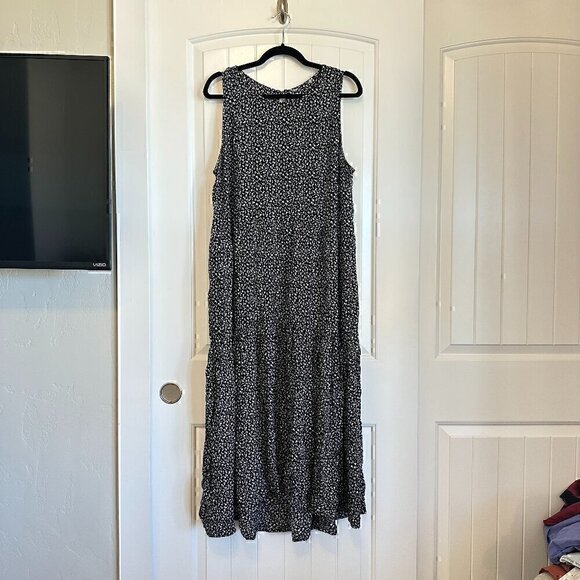 Dresses & Skirts - Black and white floral sleeveless maxi dress / flattering and flowy! Women L